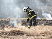 Vypalování malého kousku staré trávy se může velmi rychle změnit v ničivý požár. 