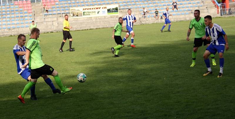 JASNÁ PORÁŽKA. Benešov (zelené dresy) prohrál v Roudnici nad Labem 0:5.