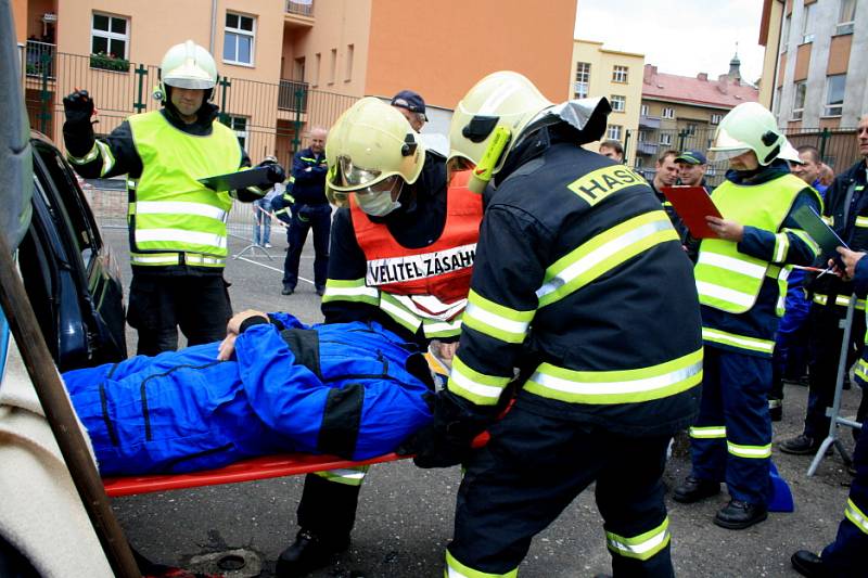 Hasiči v Děčíně trénovali vyprošťování zraněných z aut 