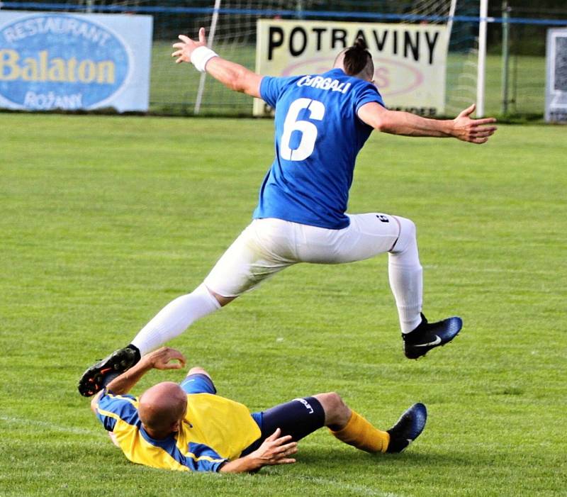 VÝHRA. Šluknov (v modrém) doma porazil Klášterec 3:1.