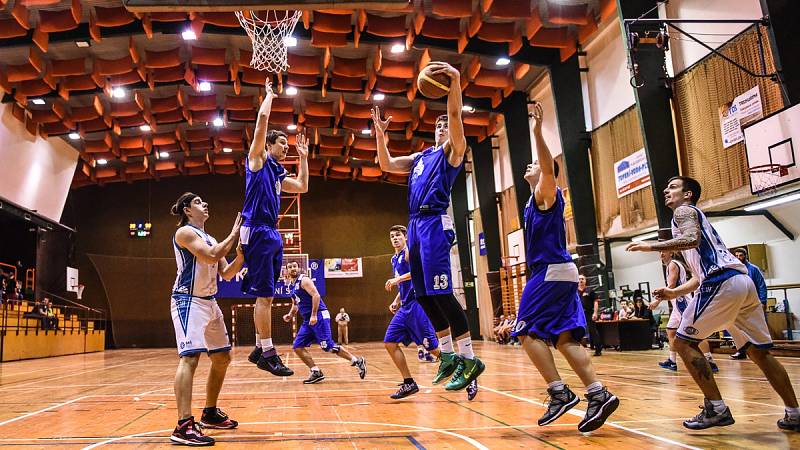 DALŠÍ PORÁŽKA. Basketbalisté Varnsdorfu (bílé dresy) prohráli s Domažlicemi.