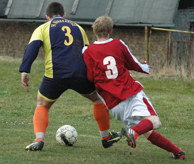 STARÝ ŠACHOV (červené dresy) doma podlehl Markvarticím 0:2.