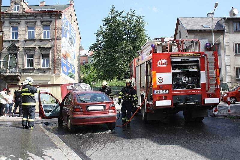 Požár osobního automobilu v ulici Lipová v Děčíně.
