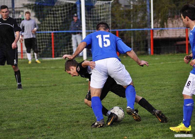 ŠLUKNOV (v modrém) porazil poslední Travčice 3:1.