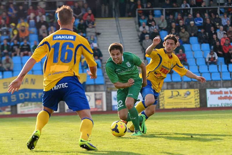 FOTBALISTÉ VARNSDORFU (ve žlutém) doma remizovali 2:2 s Vltavínem.