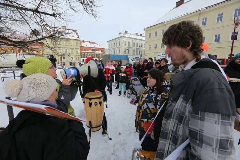 V Krásné Lípě "vítali" prezidenta protestující hendikepovaní lidé.