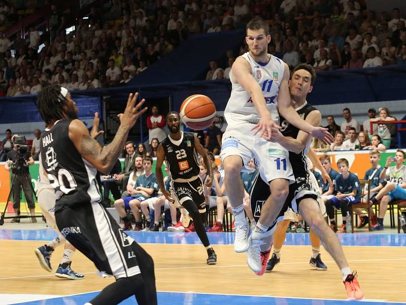 První finálové utkání basketbalové ligy se hrálo na děčínském zimním stadionu. Válečníci se utkali s Nymburkem.