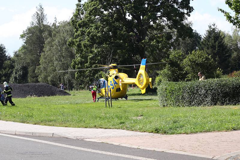 Při dopravní nehodě v Horním Podluží se vážně zranil motorkář.