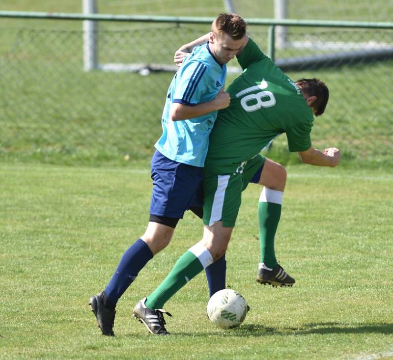 PORÁŽKA. Fotbalisté Jílového (modré) dresy prohráli v Horním Jiřetíně 1:4