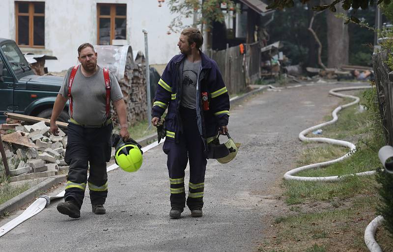 Hasiči bojují s požárem v Českém Švýcarsku. Na Mezné shořelo několik domů. Středa 27. července.