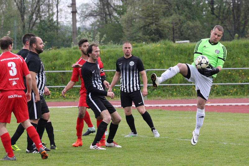 DIVOČINA. V Rumburku padlo deset branek, domácí fotbalisté (v červeném) brali jen bod.