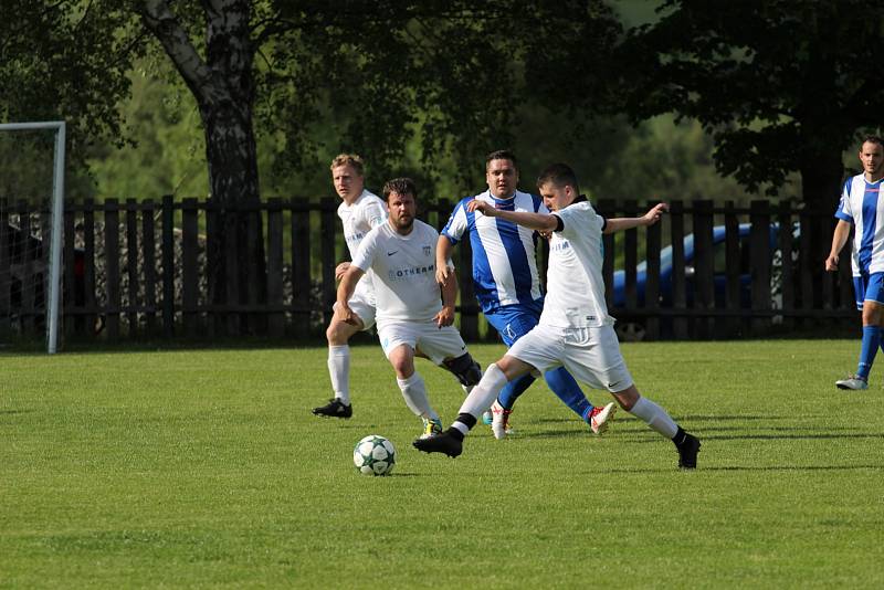 DEBAKL. Jiřetín pod Jedlovou (v pruhovaném) rozstřílel Těchlovice 8:0.