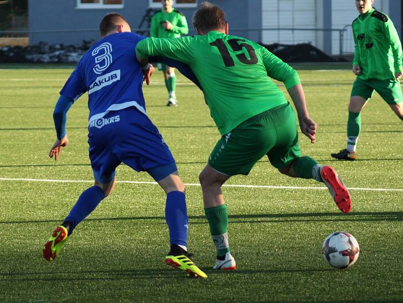 JASNÝ VÝSLEDEK. Varnsdorf (v modrém) porazil Vilémov 12:1.