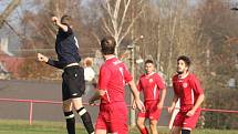 JASNÁ VÝHRA. Jiříkov (v červeném) doma porazil Dubí jasně 6:0.