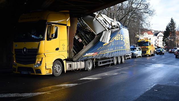 Řidič kamionu neodhadl v Děčíně výšku viaduktu.