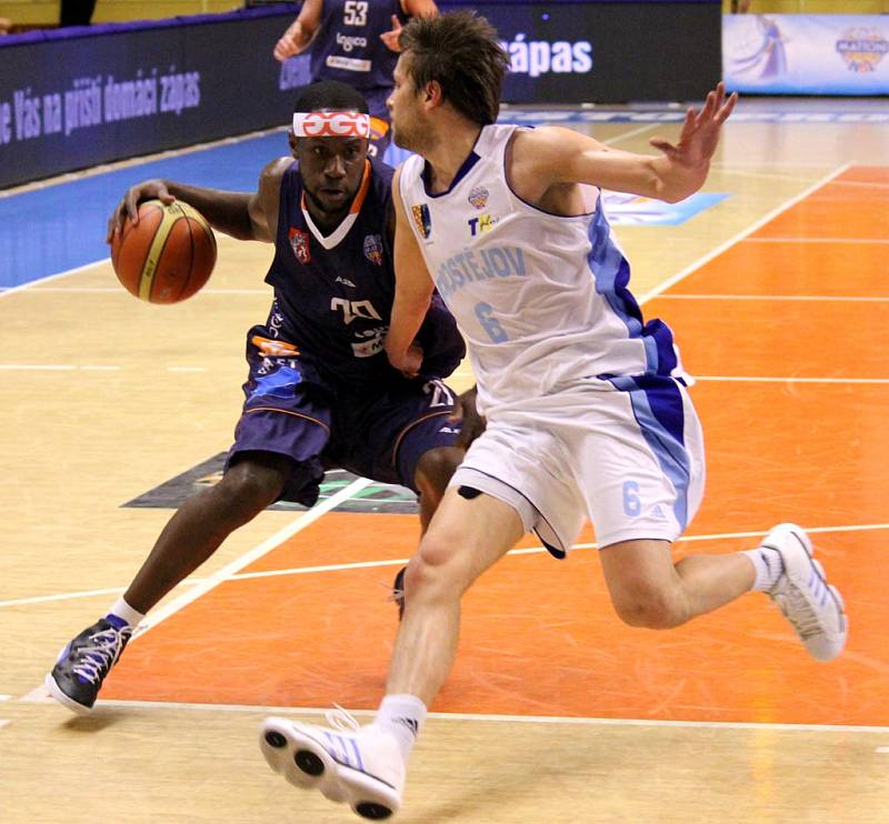 DEBAKL. Děčínští basketbalisté (v modré) dostali od Prostějova pořádný výprask.