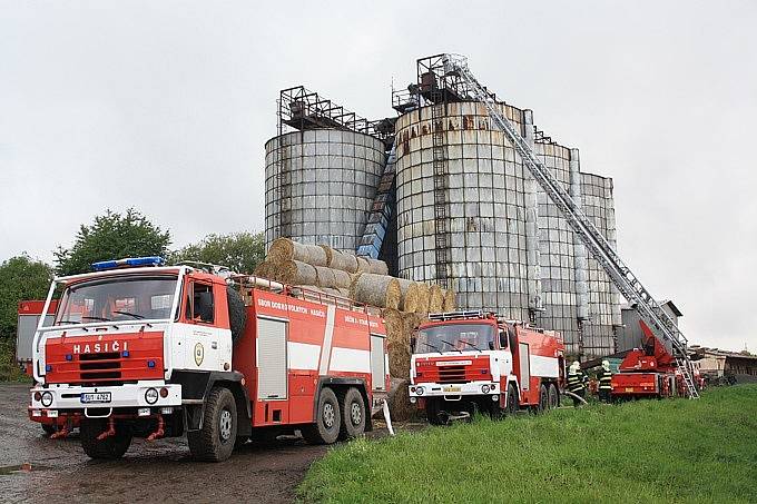 Požár sila,který se nachází v areálu statku v Huntířově na Děčínsku. 