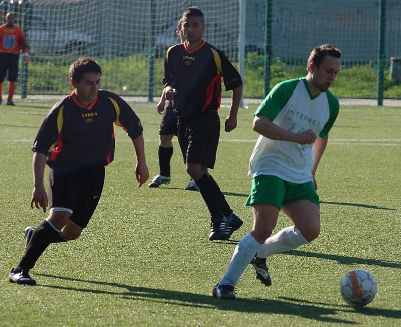 DEBAKL. Fotbalisté FC Děčín (v tmavém) přejeli hráče SK Prysk 5:0