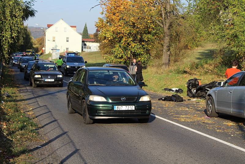 Dopravní nehoda motorky a sanitky v Křešicích.