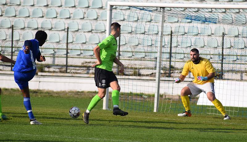 MODRÁ NEUSPĚLA. Fotbalisté Modré (modré dresy) prohráli na hřišti Mosteckého FK 1:2.