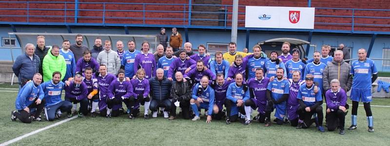 Pelikáni (fialové dresy) porazili gardu Ústí nad Labem 8:2.