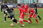 DIVOČINA. V Rumburku padlo deset branek, domácí fotbalisté (v červeném) brali jen bod.