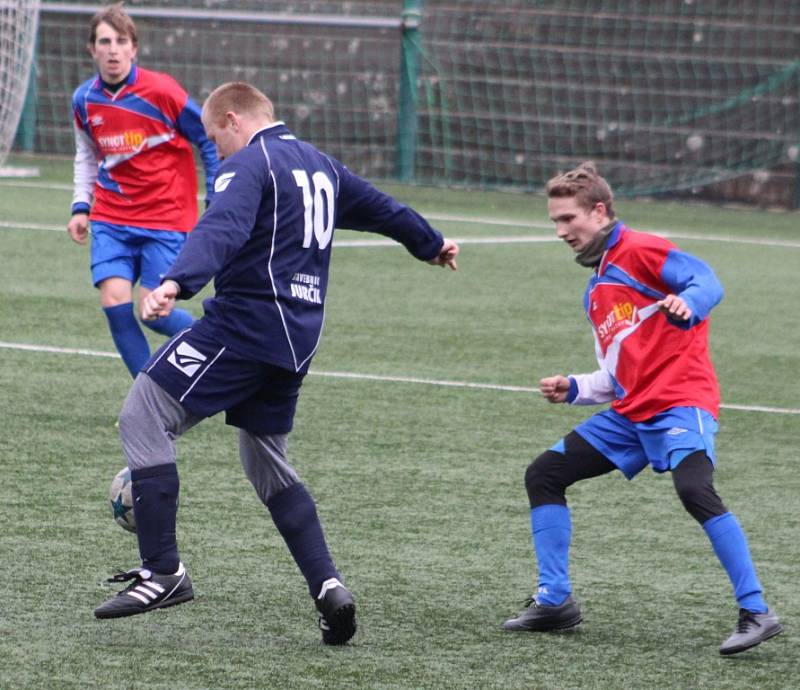 OBHÁJCE VYHRÁL. Fotbalisté Skalice (v červeném) porazili Doksy 4:1.