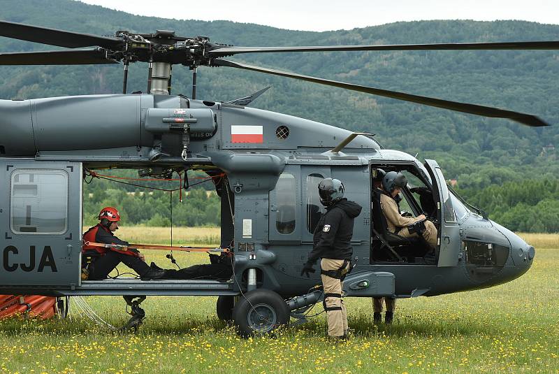 Polský vrtulník Black Hawk tankuje palivo na letišti v Ústí nad Labem. Čtvrtek 28. července.