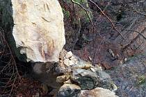 U Hřenska hrozí pádem několik skal.
