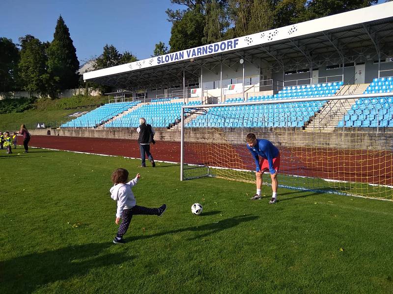 DEN S FOTBALEM se na varnsdorfském stadionu v Kotlině vydařil.