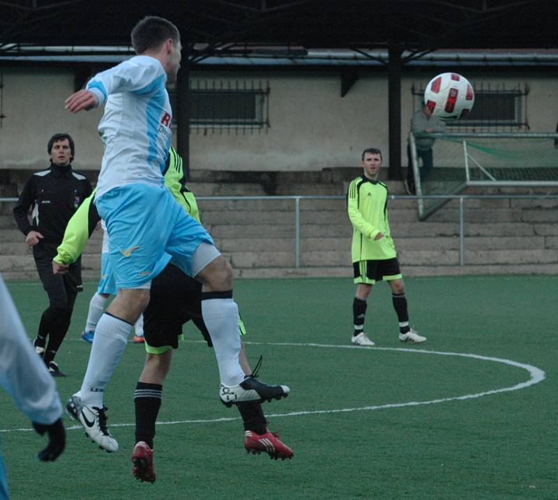 TO BYLA JÍZDA. Junior Děčín (v bílomodrém) doma přejel 5:1 silné Lovosice.