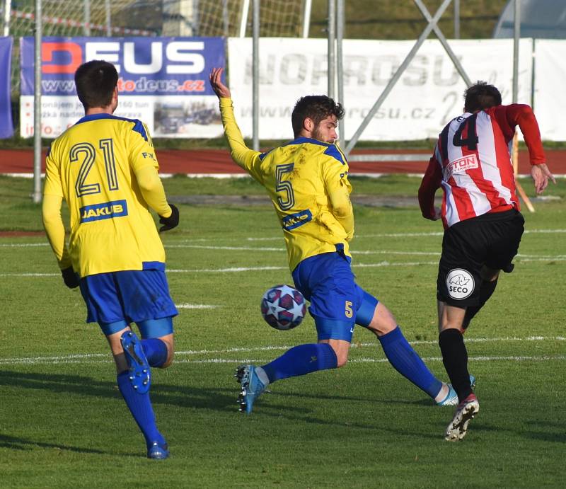 Fotbalisté Varnsdorfu (žlutomodré dresy) doma prohráli 1:3 se Žižkovem.