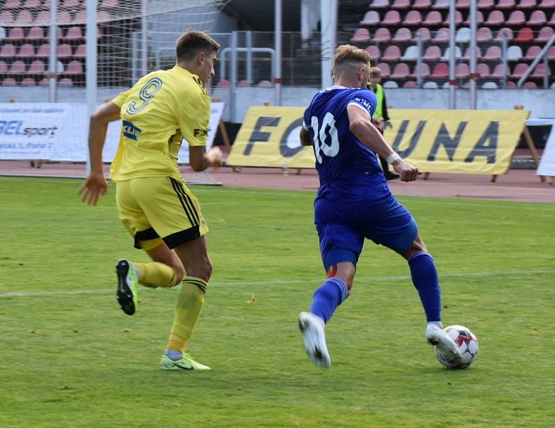 DALŠÍ PORÁŽKA. Varnsdorf (ve žlutém) prohrál s Vyšehradem 1:3.