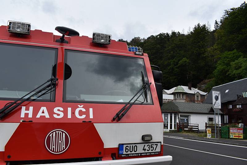 Turisté se do Hřenska vrací po požáru jen velmi pozvolna
