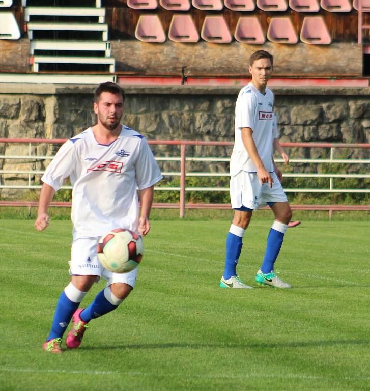 TŘI BODY. Fotbalisté Junioru Děčín (v bílém) porazili Oldřichov 2:1.