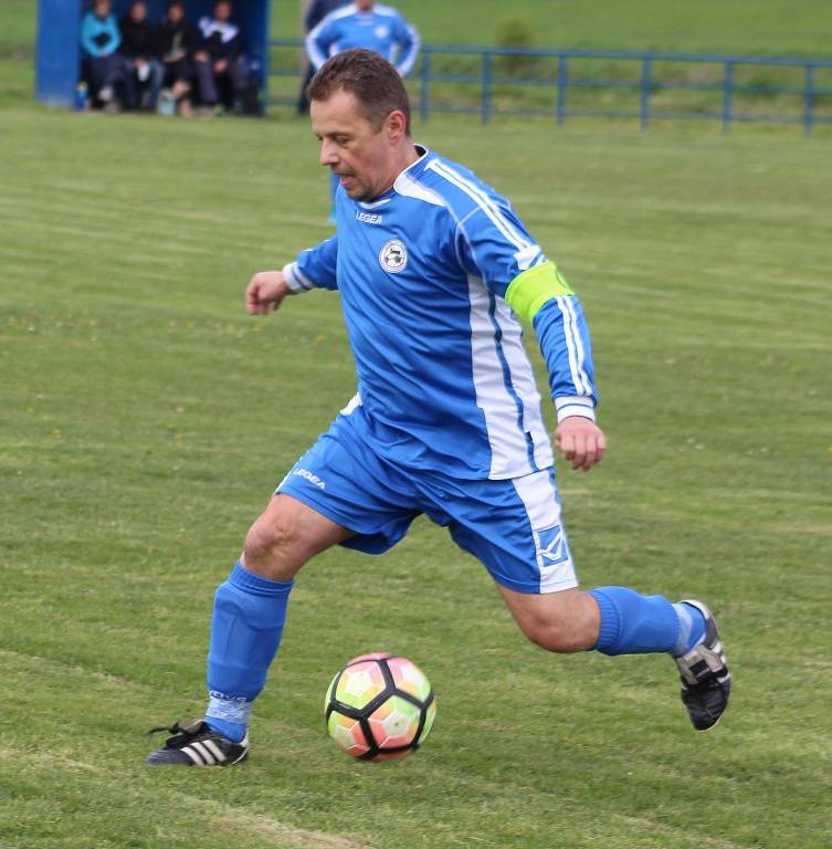 JASNÁ VÝHRA. Fotbalisté České Kamenice B (modrá) vyhráli 5:1 ve Františkově.