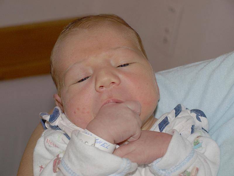 Elišce Jarschelové z Rumburka se 6.října ve 3.30 v rumburské porodnici narodil syn Jan. Měřil 50 cm a vážil 3,07 kg.