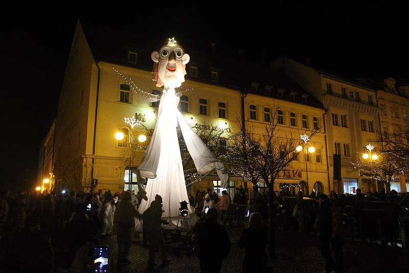 Poslední adventní víkend zahájili v Děčíně SaH, obří anděl a smyčcové trio Inflagranti společně se sborem DDM Děčín.