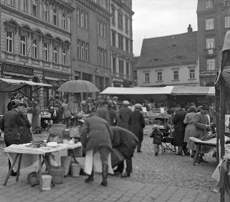 Trhy se skutečně i v meziválečném období konaly na stejném místě, tedy na Masarykově náměstí.