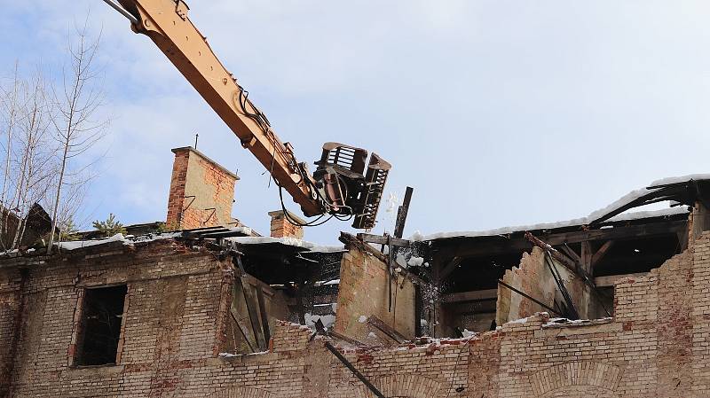 Ve Varnsdorfu začala demolice bývalé ubytovny u Panoramy.