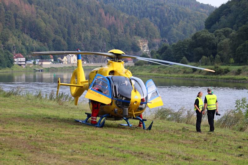 Nácviku záchrany lidí z plného vlaku se na česko - německé hranici zúčastnili také záchranáři, hasiči a policisté z Čech.