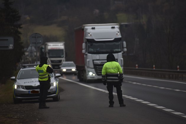 Policie kontroluje dodržování zákazu pohybu mezi Děčínem a Ústím nad Labem v Povrlech.