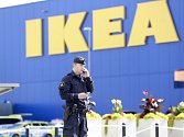 Útočník ve Švédsku ubodal dva lidi, dalšího člověka zranil.