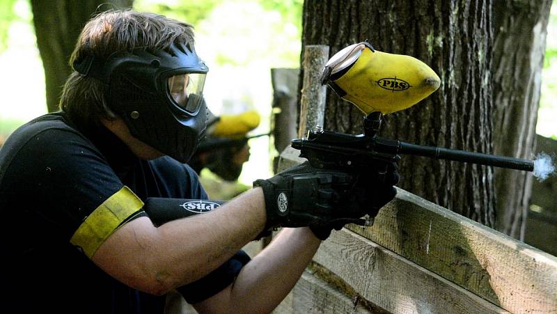 Nové hřiště na paintball ve Velkém Šenově si vyzkoušeli děčínští basketbalisté.