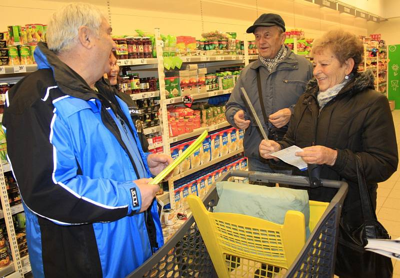 Policisté chodili ve středu dopoledne po jednom z děčínských hypermarketů.