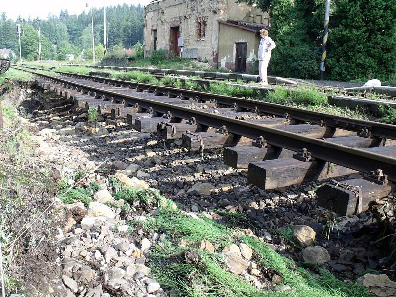 Zničená železniční trať na Jedlovou.