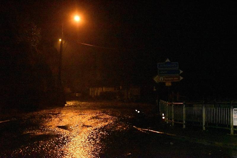 Voda napáchala v sobotu na Děčínsku velké škody.