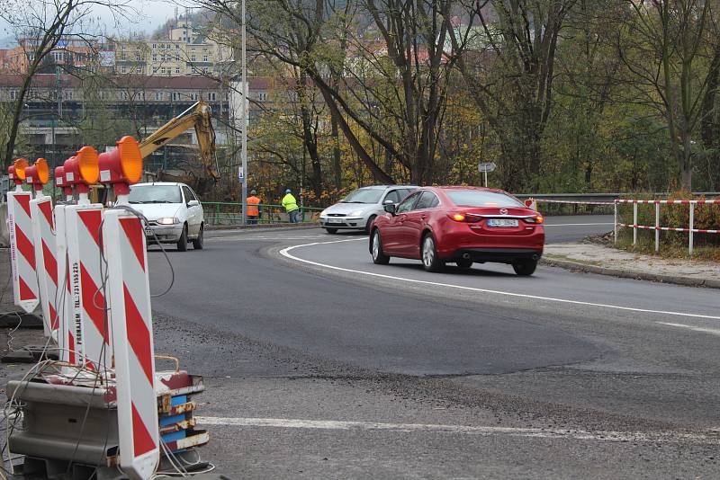 Polovina Nového mostu je zavřená, řidiči teď jezdí po půlce mostu oběma směry.