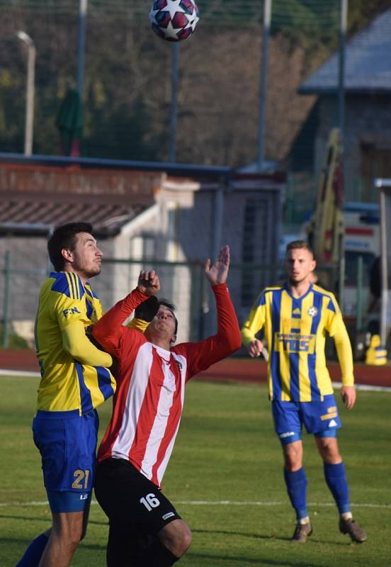 Fotbalisté Varnsdorfu (žlutomodré dresy) doma prohráli 1:3 se Žižkovem.