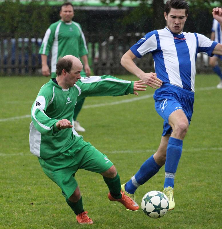 JASNÁ VÝHRA. Jiřetín pod Jedlovou (v modrém) doma přehrál Rybniště 6:0.